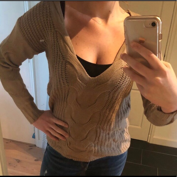 ✨Mocha Colored V-Neck Chunky Cable Knit Sweater✨ - Picture 4 of 5
